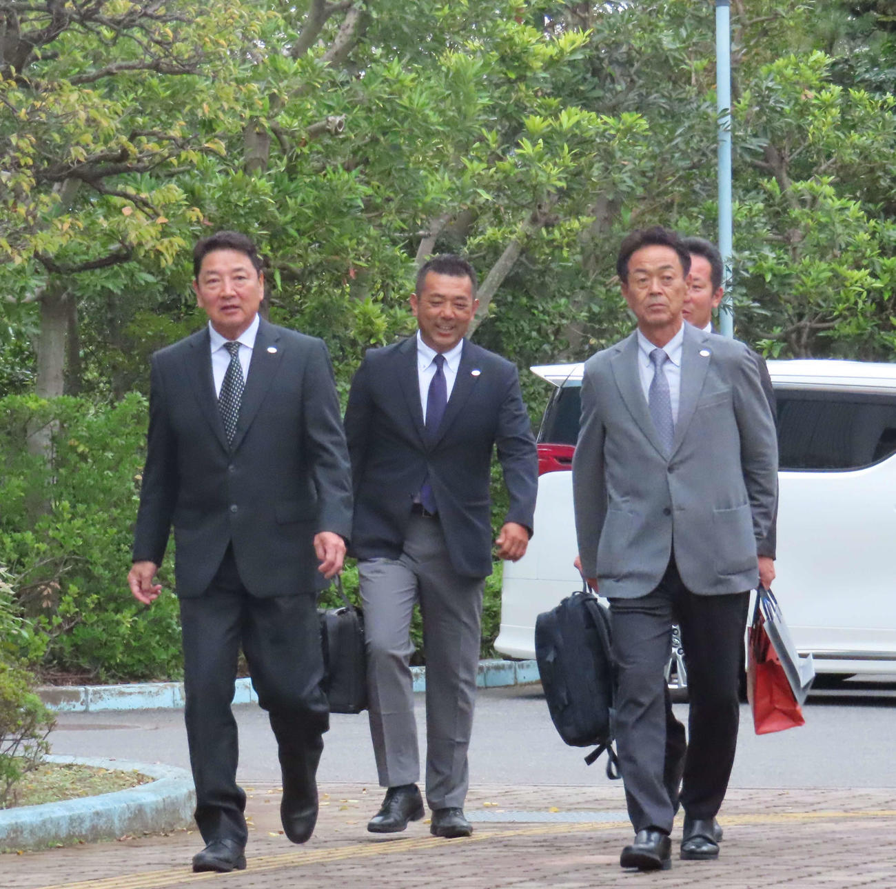 1位指名した花咲徳栄・石塚の指名あいさつに訪れた巨人吉村編成本部長（左）、水野スカウト部長（右）ら（撮影・水谷京裕）
