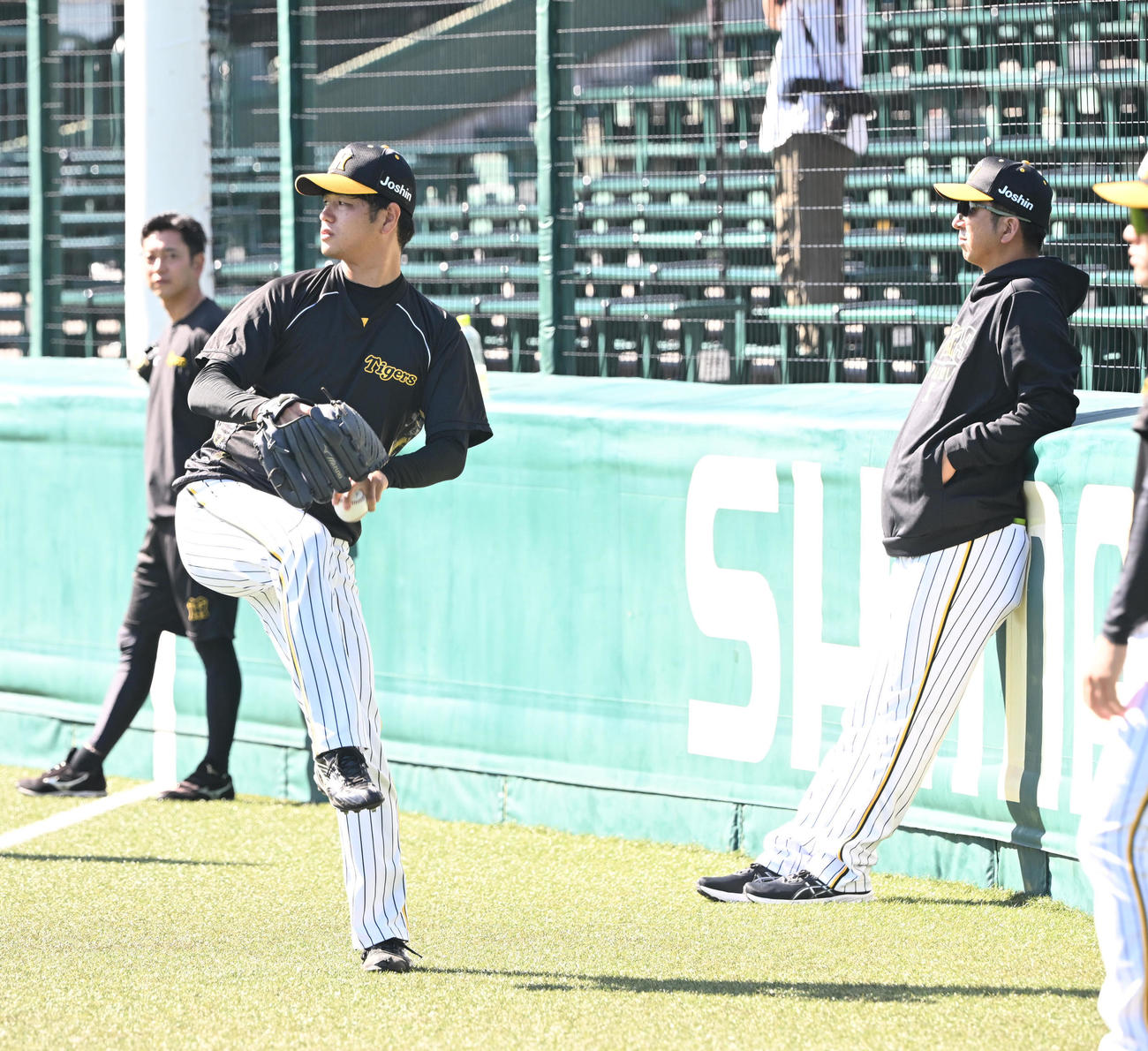 阪神藤川監督（右）が見守る中、キャッチボールする高橋（撮影・和賀正仁）