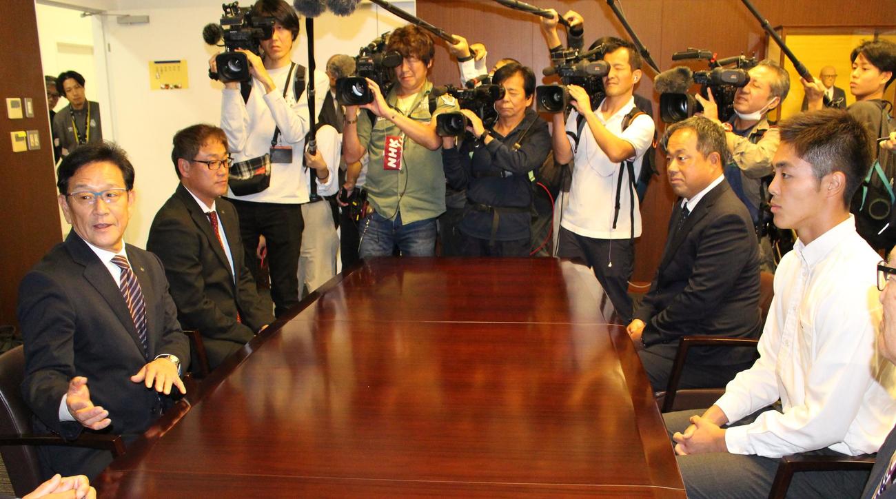 栗山CBO（左端）ら球団関係者と話す福岡大大濠・柴田（撮影・菊川光一）