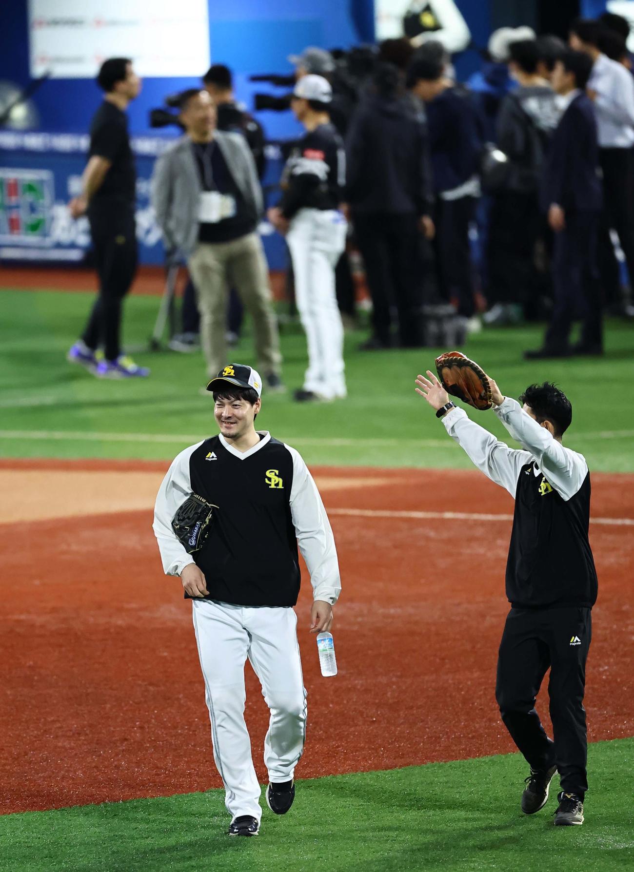 笑顔を見せながら横浜スタジアムのグラウンドに入る有原（撮影・上田博志）