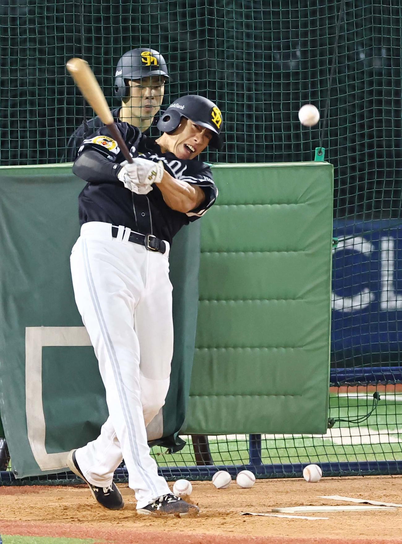 フリー打撃練習で柵越えを連発する柳田。左は近藤（撮影・上田博志）