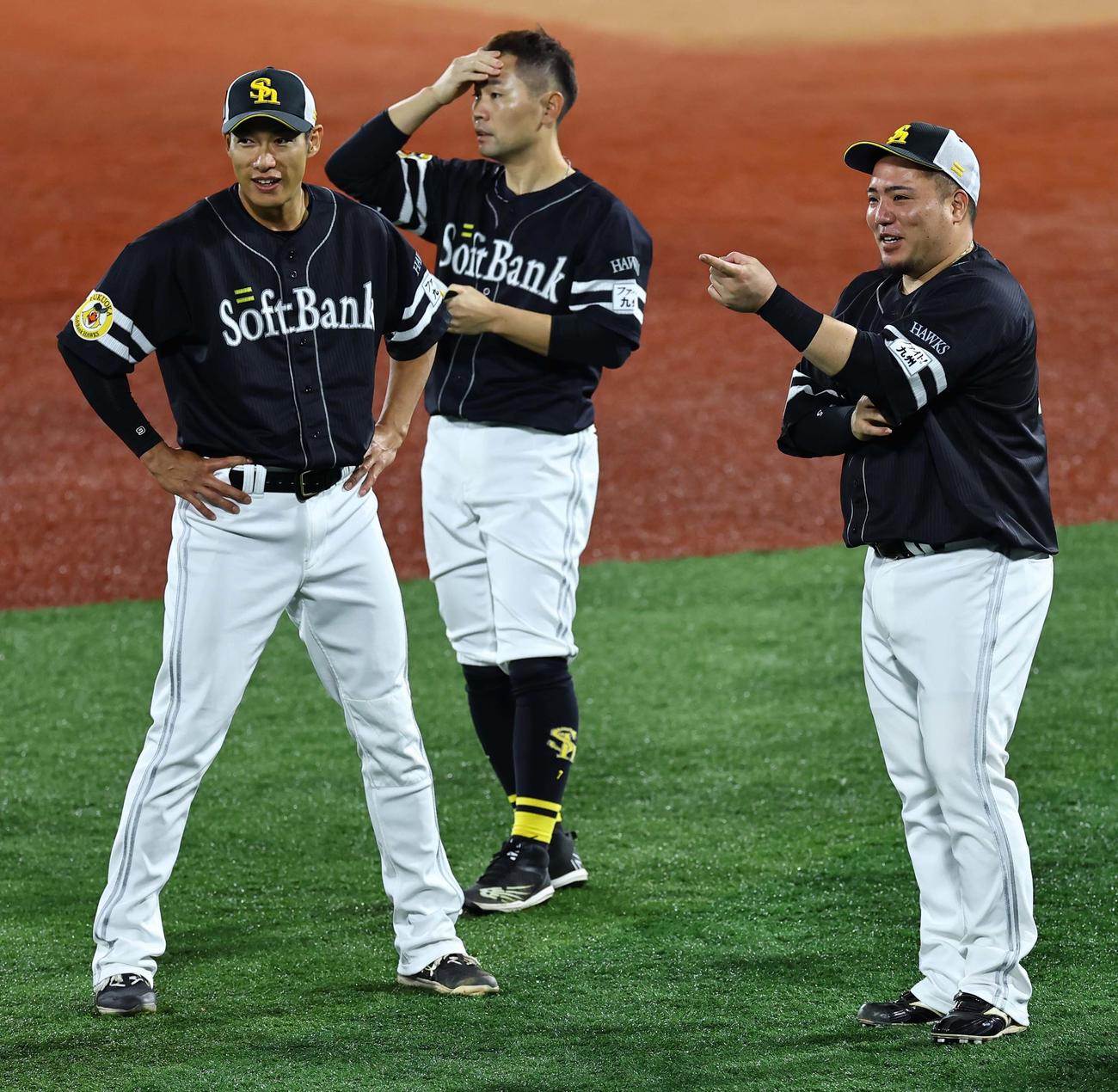 山川（右から2人目）は柳田（左）と談笑する（撮影・上田博志）