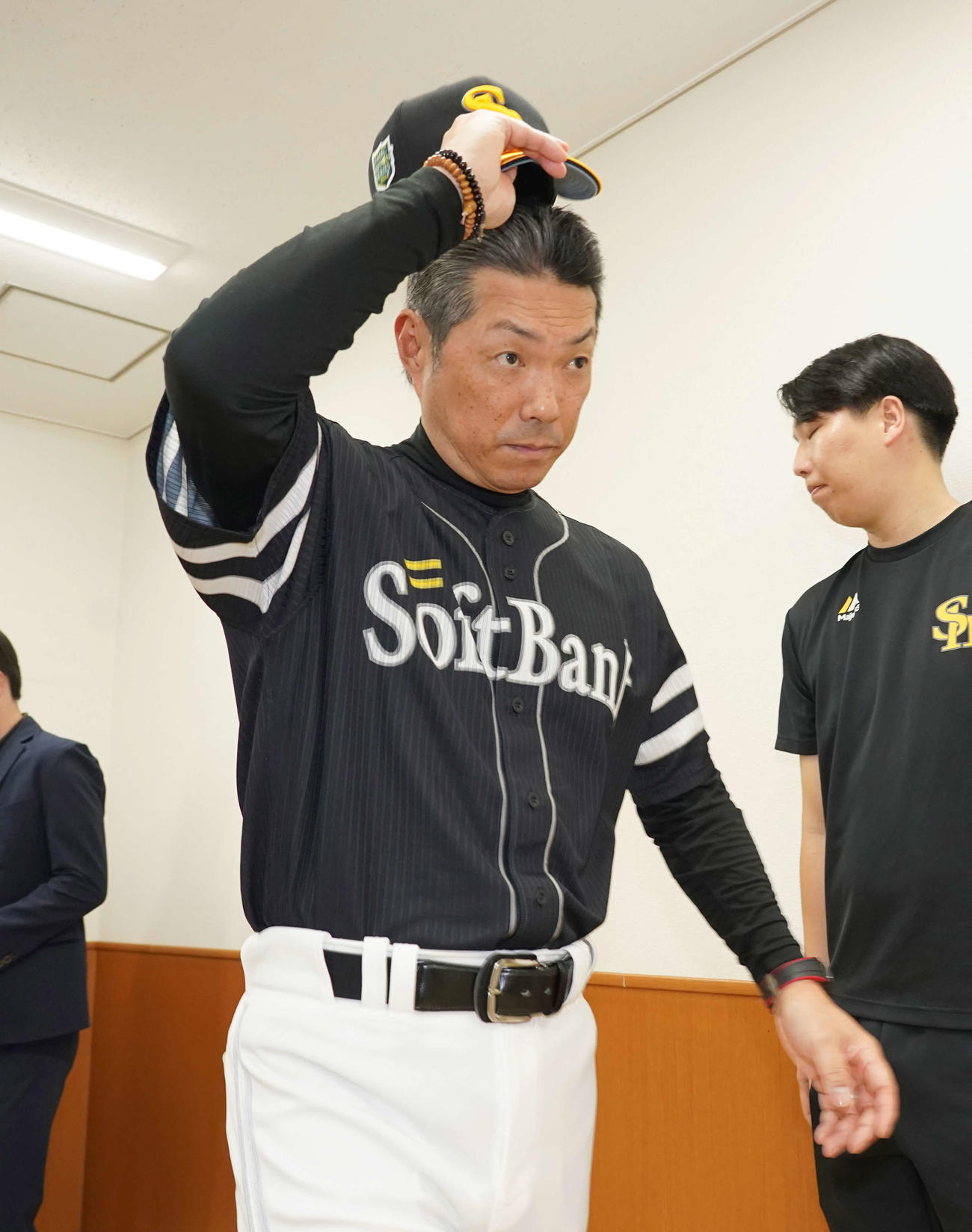 プロ野球日本シリーズ前日の公式会見を終え引き揚げるソフトバンク小久保監督（代表撮影）