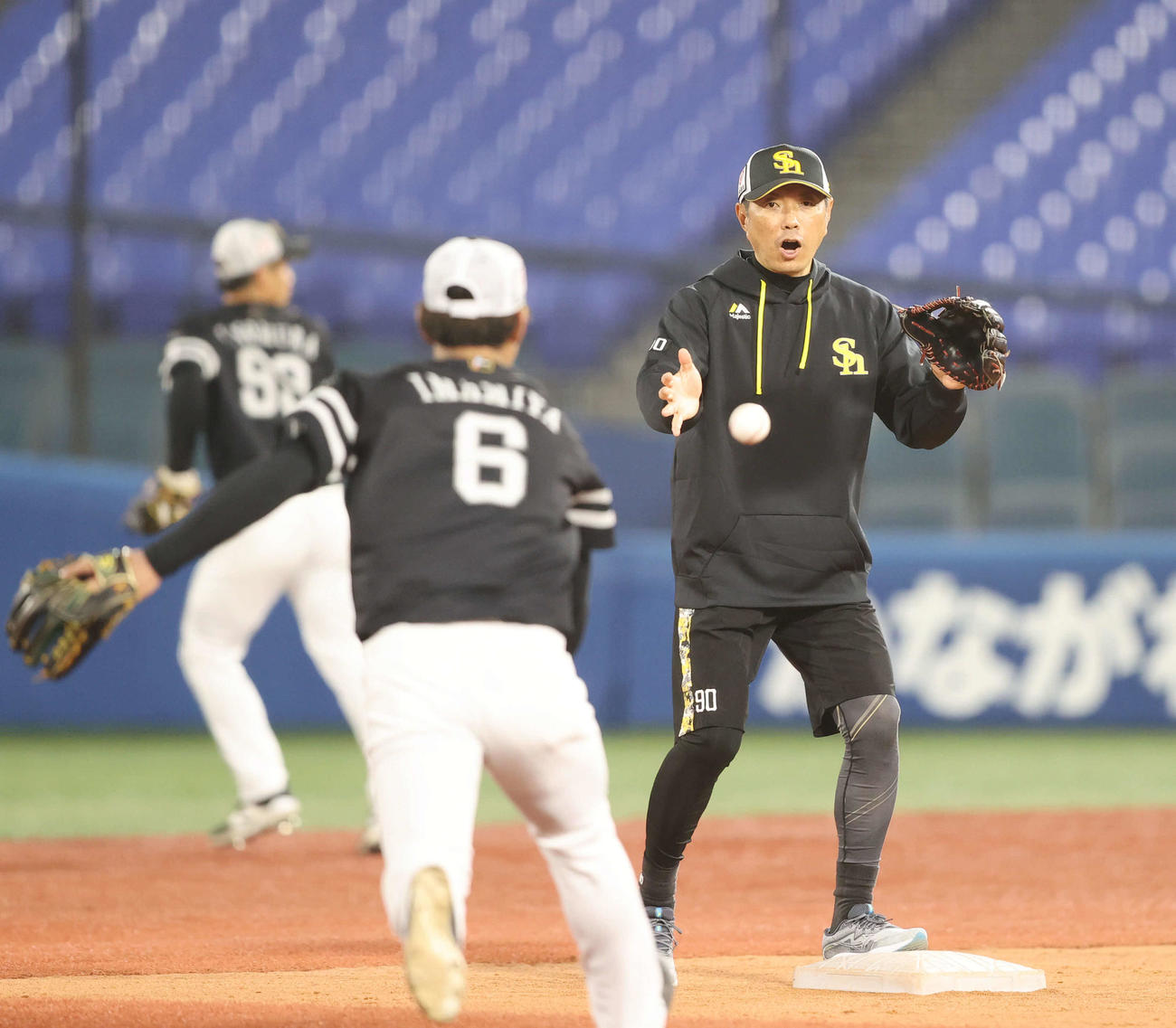 二塁に入り今宮のトスを受ける小久保監督（撮影・梅根麻紀）