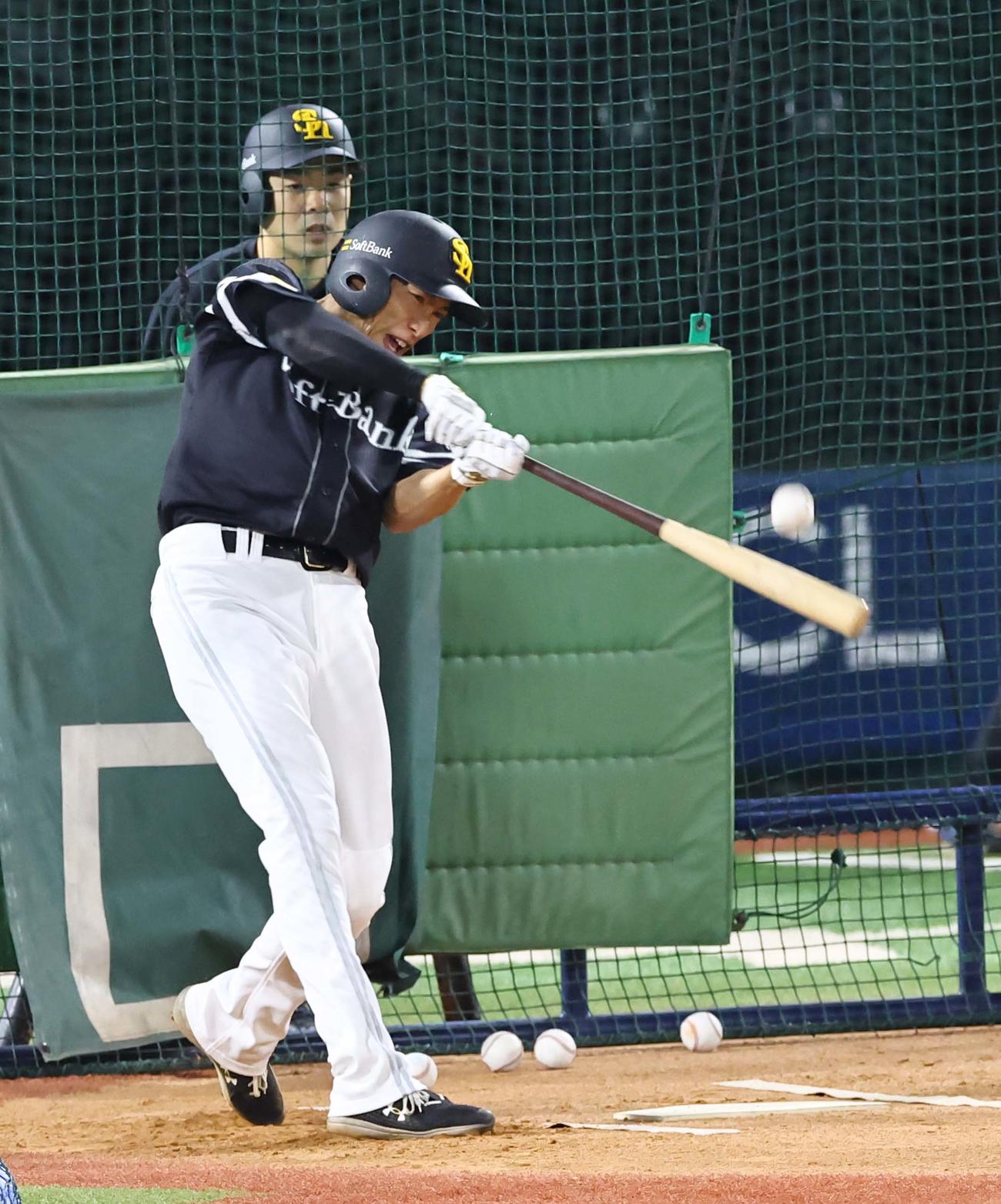 フリー打撃練習で柵越えを連発する柳田。左は近藤（撮影・上田博志）