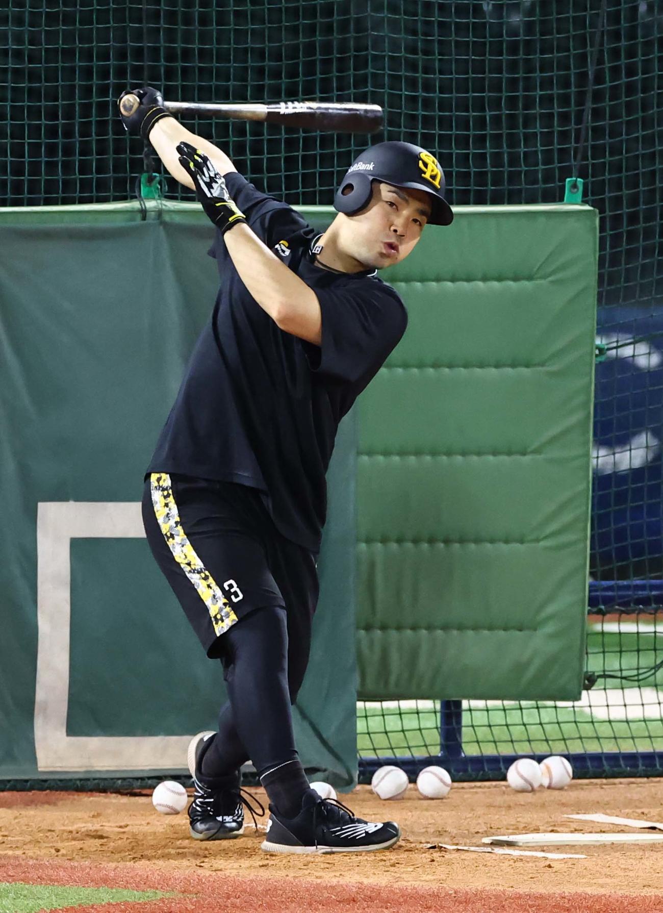 打撃練習をする近藤（撮影・上田博志）
