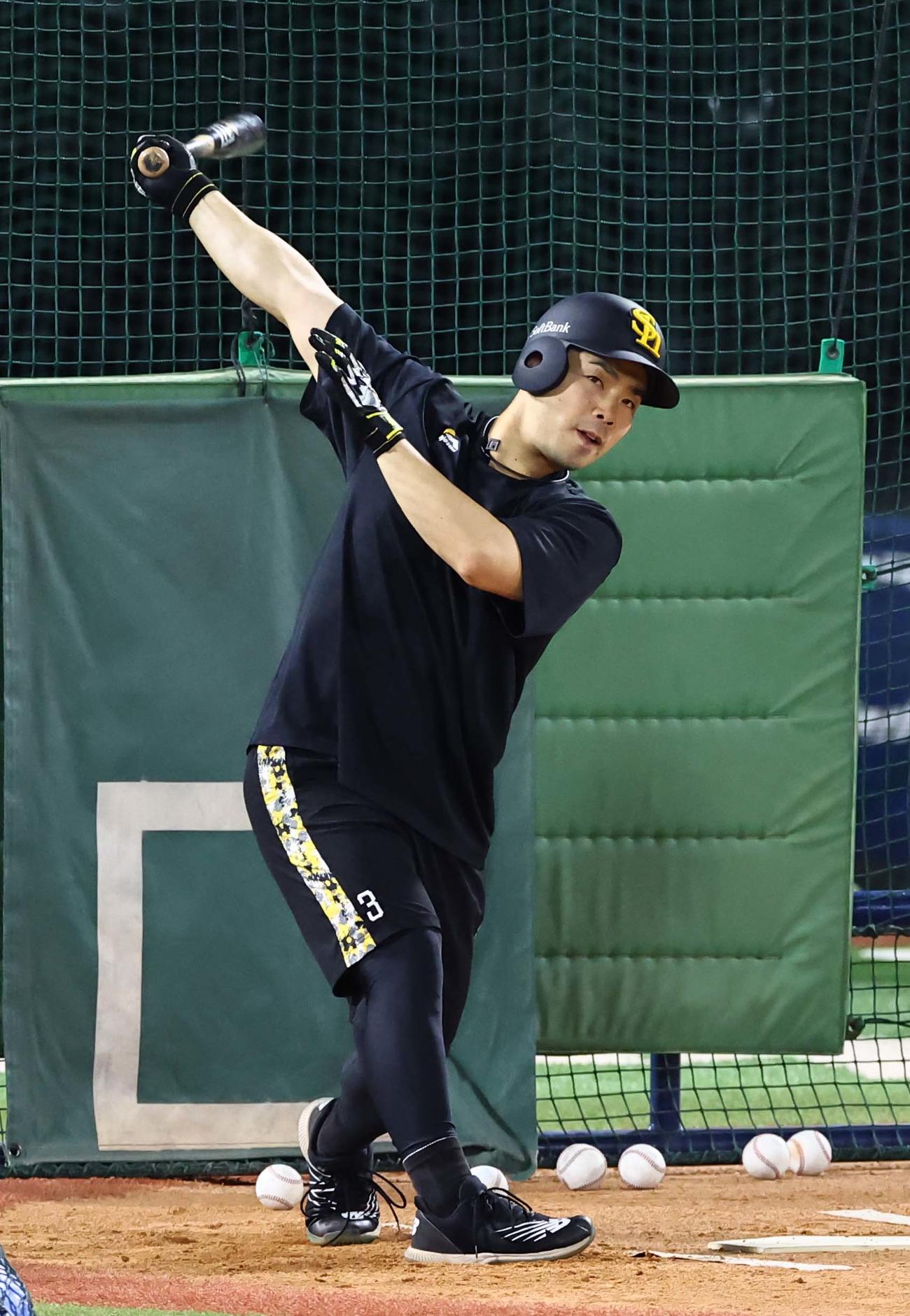フリー打撃練習をする近藤（撮影・上田博志）