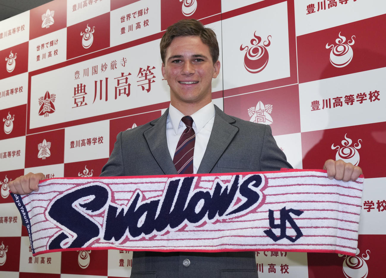 ヤクルト2位指名を受け笑顔でポーズを決めるモイセエフ（撮影・森本幸一）
