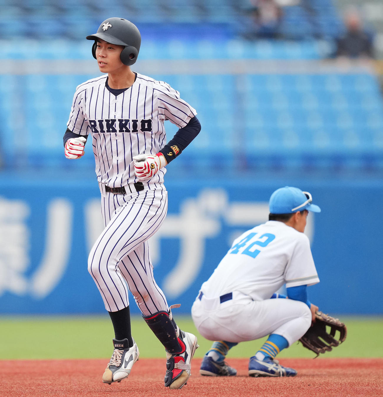 東大対立大　9回裏立大2死一塁、サヨナラ2点本塁打を放ちダイヤモンドを回る柴田（撮影・垰建太）