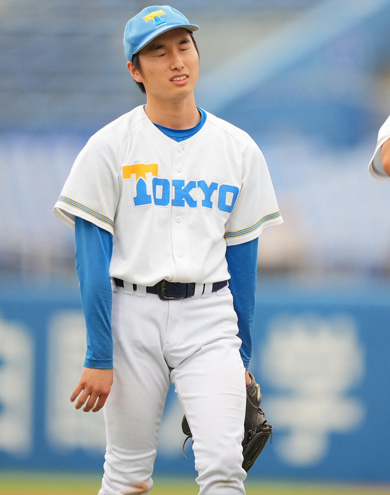 東大対立大　9回裏立大2死一塁、柴田恭佑にサヨナラ2点本塁打を浴び悔しがる渡辺（撮影・垰建太）
