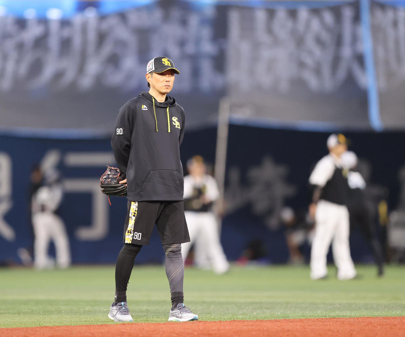DeNA対ソフトバンク　いつもと変わらずに二塁近辺からナインの練習を見守る小久保監督（撮影・梅根麻紀）