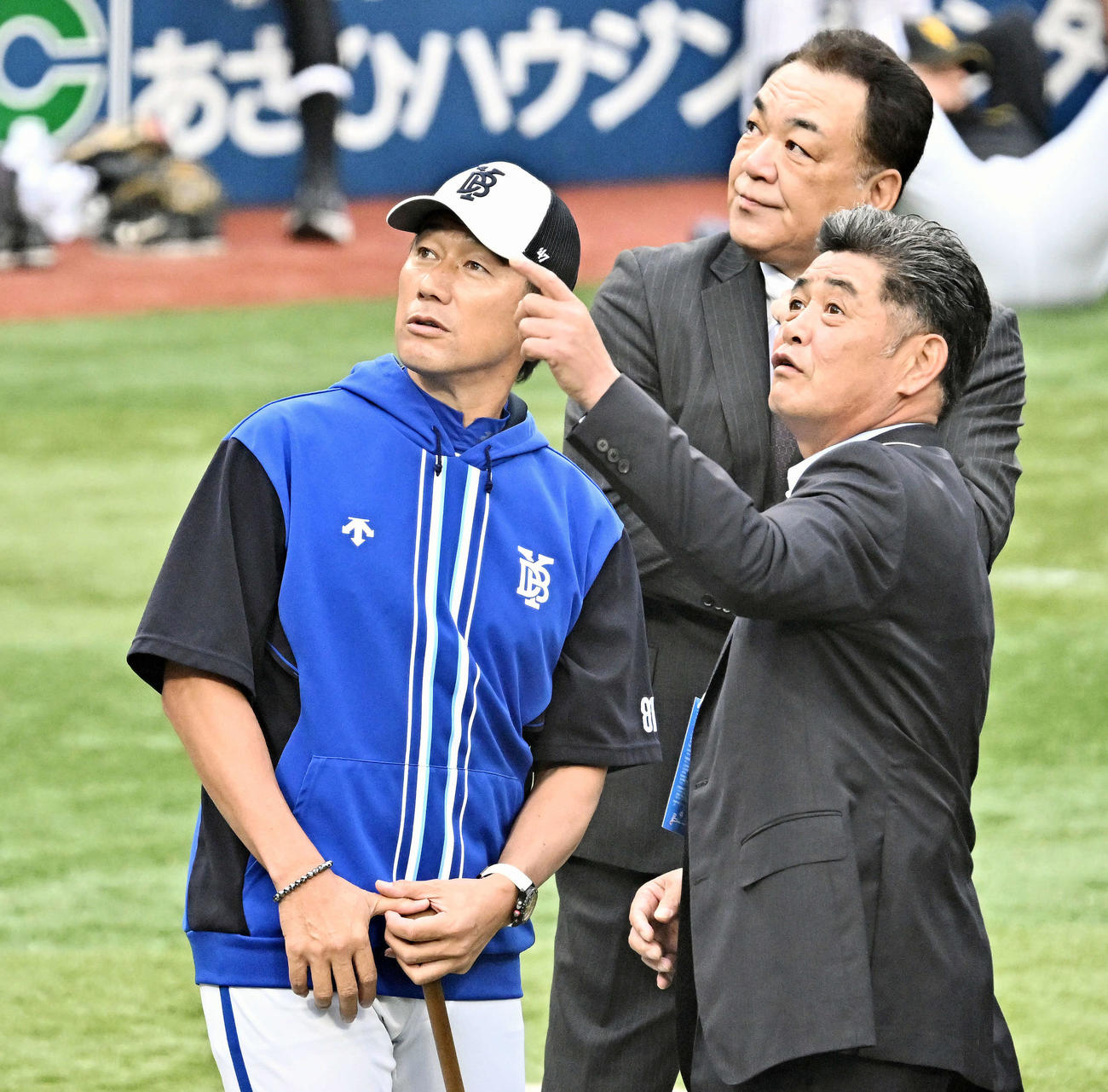 DeNA対ソフトバンク　試合前練習で話す、左からDeNA三浦監督、槙原氏、工藤氏（撮影・滝沢徹郎）