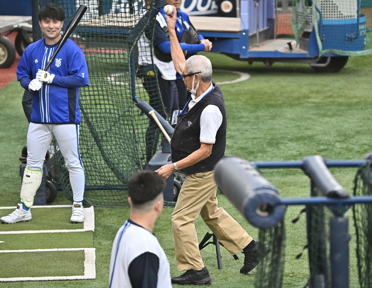 DeNA対ソフトバンク　試合前練習で投球練習をする権藤氏（中央）（撮影・滝沢徹郎）