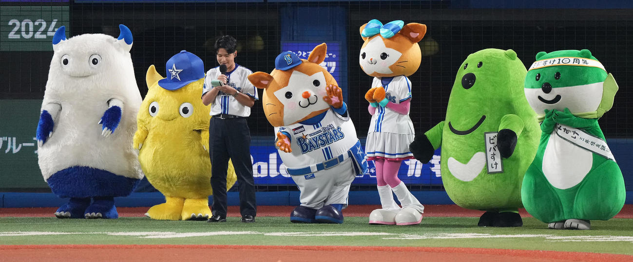 DeNA対ソフトバンク　試合前、球場を盛り上げるDB．スターマン（中央）らマスコット（撮影・鈴木みどり）