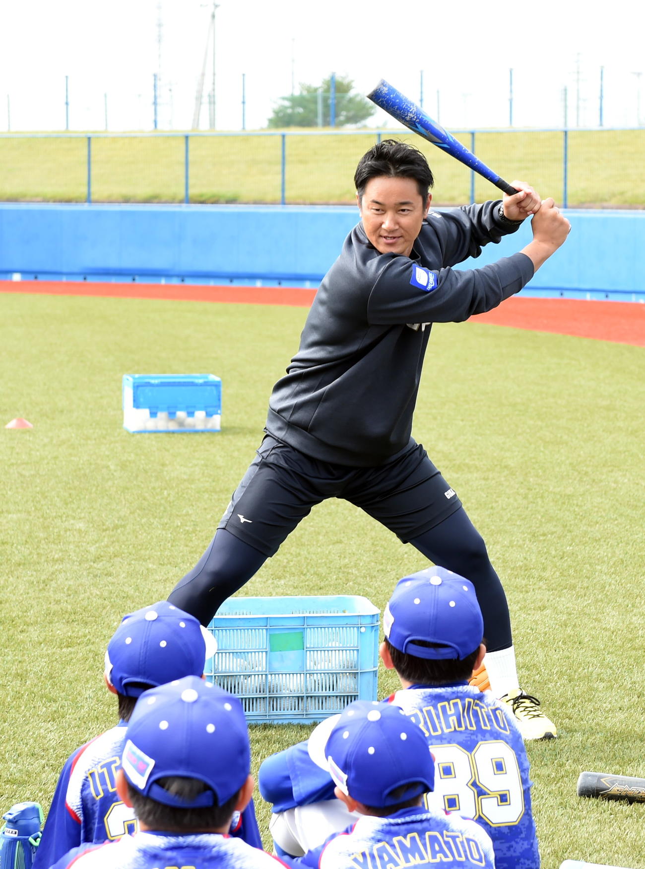 子どもたちに打撃を指導する銀次アンバサダー（撮影・山田愛斗）
