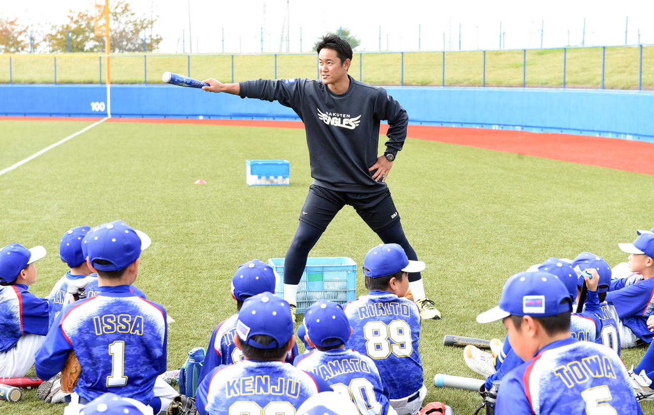 子どもたちに打撃を指導する銀次アンバサダー（撮影・山田愛斗）