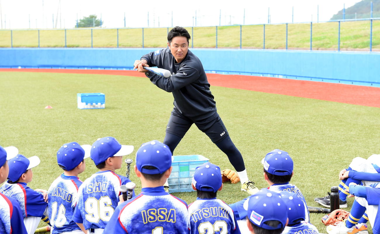 子どもたちに打撃を指導する銀次アンバサダー（撮影・山田愛斗）