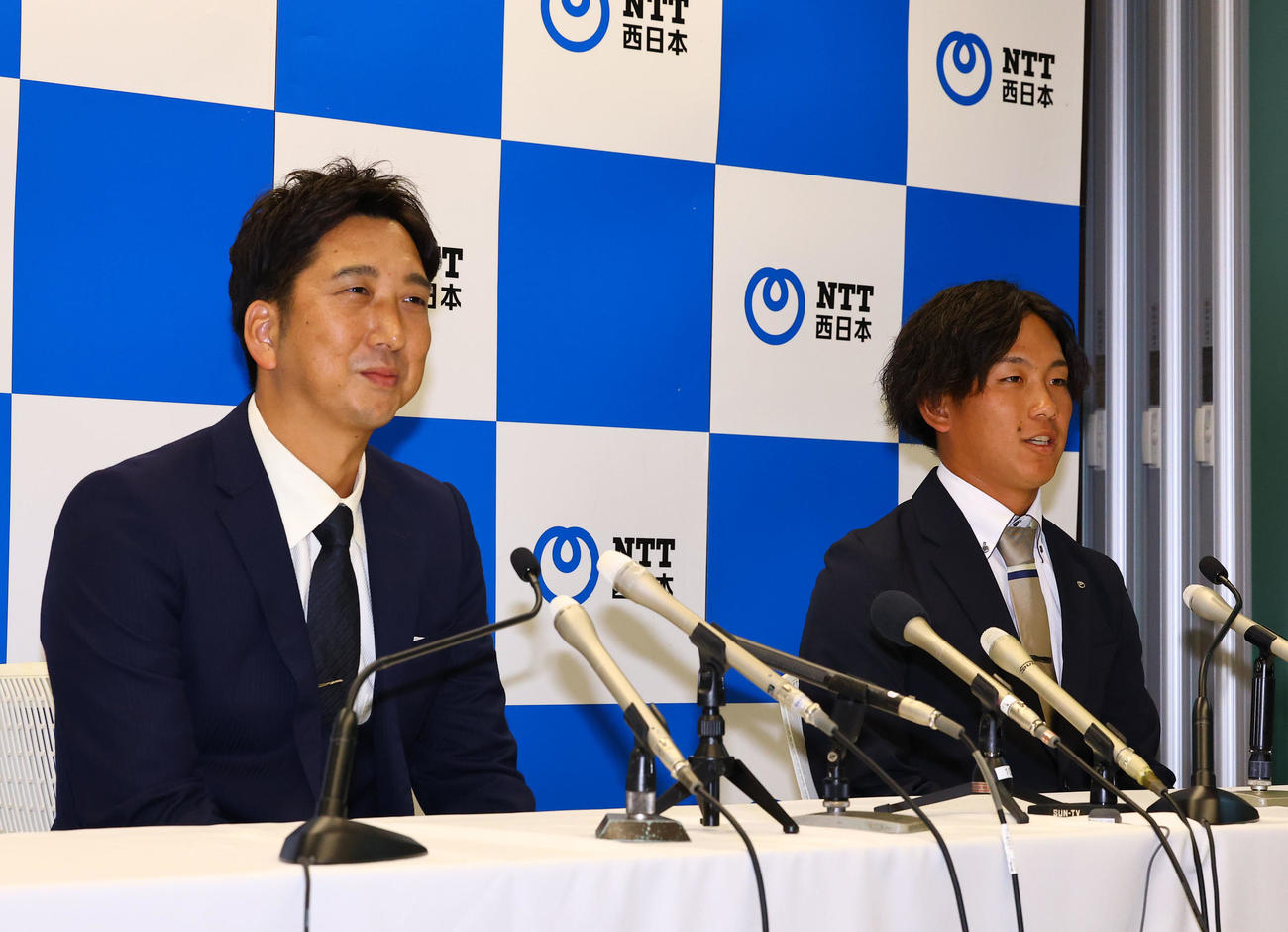 指名あいさつを終え、記者会見する藤川監督（左）とNTT西日本・伊原（2024年10月25日撮影）