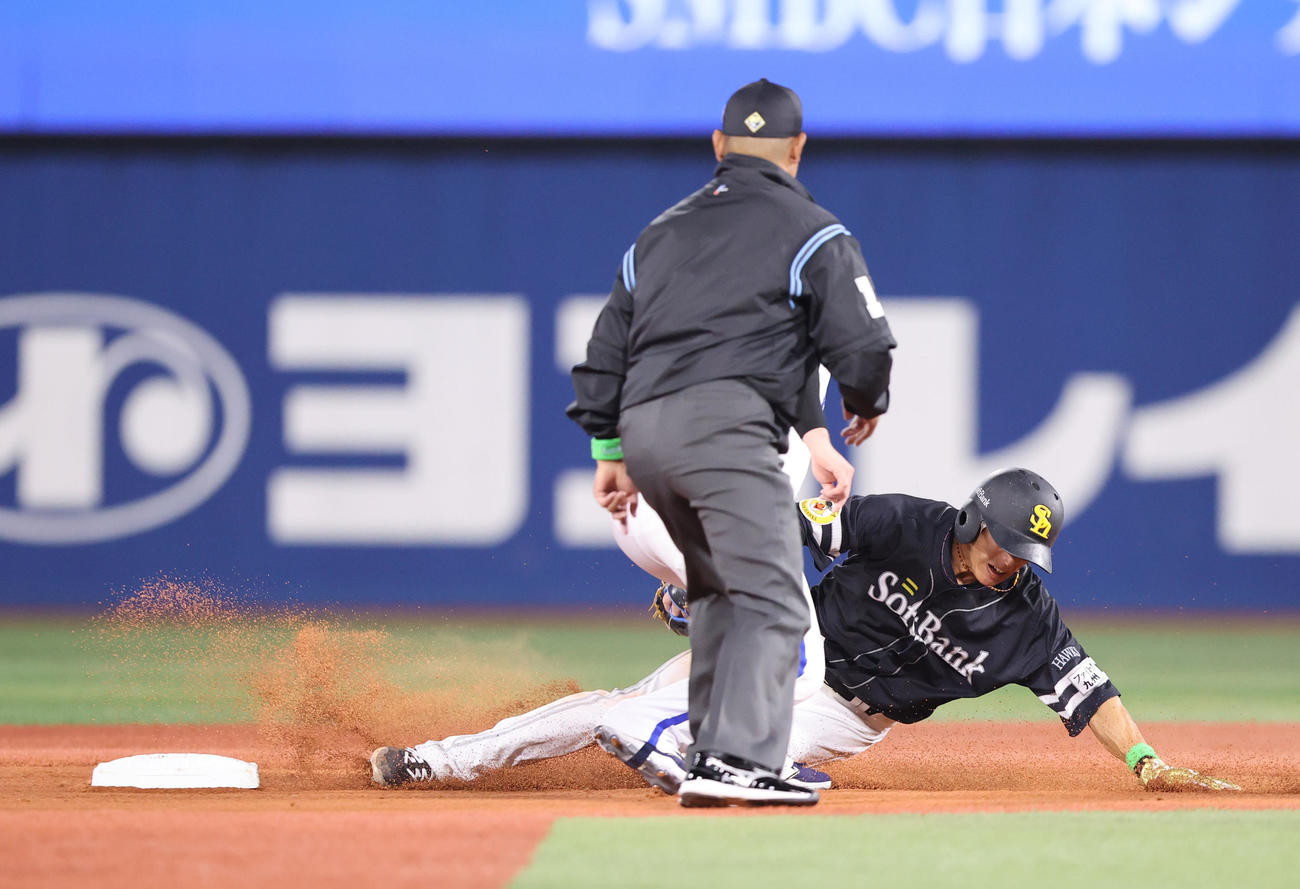 DeNA対ソフトバンク　1回表ソフトバンク1死一塁、今宮打席で一塁走者の柳田は二盗失敗（撮影・梅根麻紀）