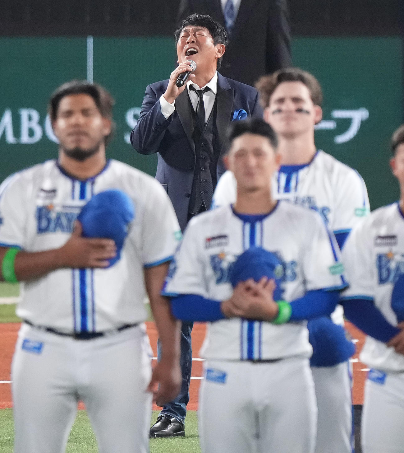 DeNA対ソフトバンク　君が代を独唱するTUBEの前田亘輝（撮影・鈴木みどり）