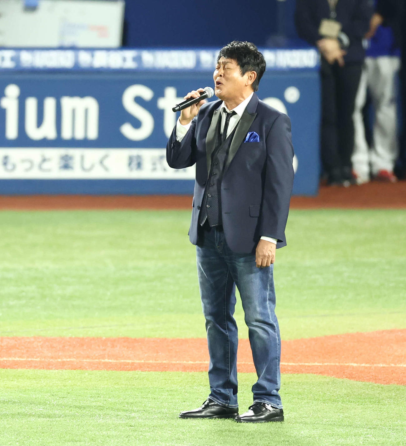 DeNA対ソフトバンク　開始前、君が代独唱を務めるTUBEヴォーカルの前田亘輝（撮影・河田真司）