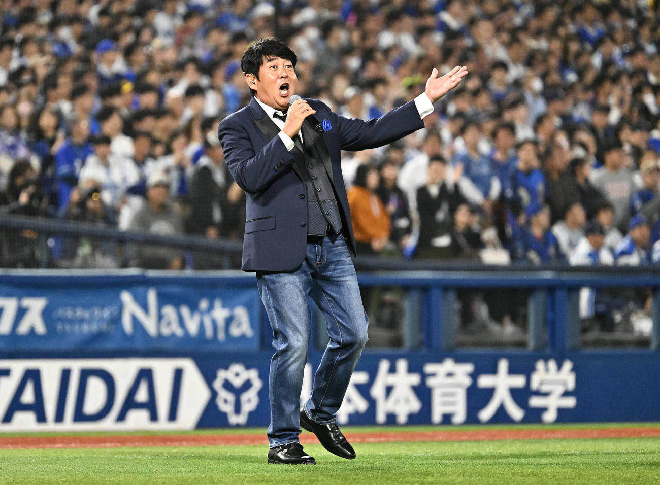 DeNA対ソフトバンク　君が代を独唱しファンを盛り上げる前田亘輝（撮影・滝沢徹郎）