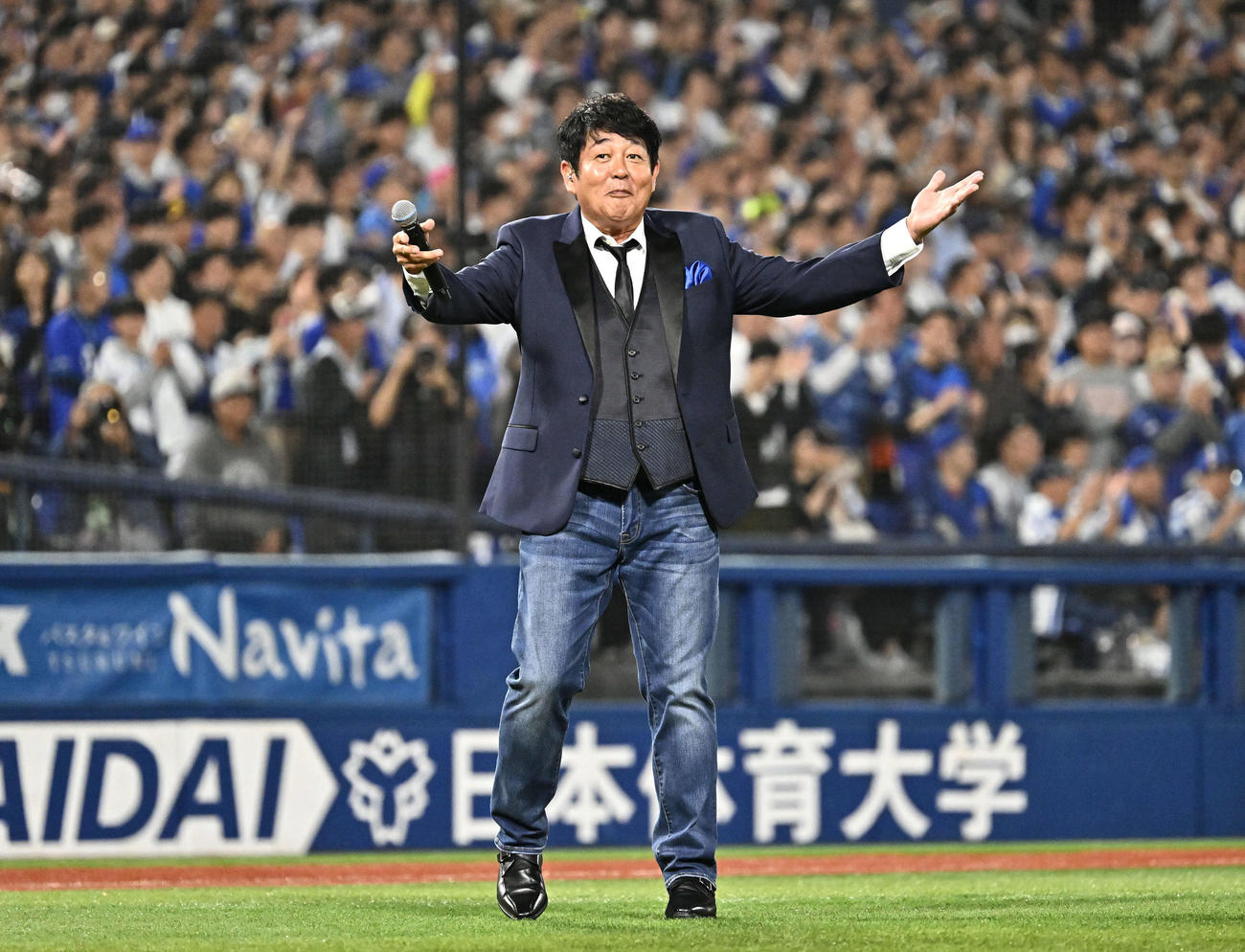 DeNA対ソフトバンク　君が代を独唱しファンを盛り上げる前田亘輝（撮影・滝沢徹郎）