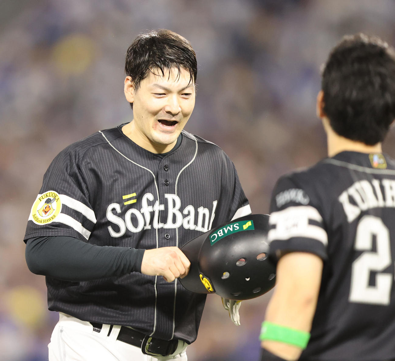 DeNA対ソフトバンク　2回に先制適時打を放った有原は攻撃終わりに笑顔でベンチに引きあげる（撮影・梅根麻紀）
