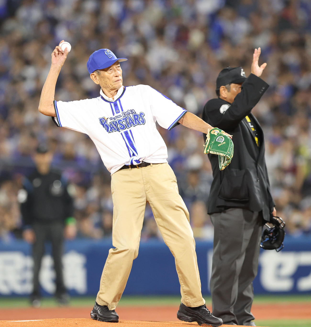 DeNA対ソフトバンク　始球式で見事な投球を披露した権藤氏（撮影・梅根麻紀）