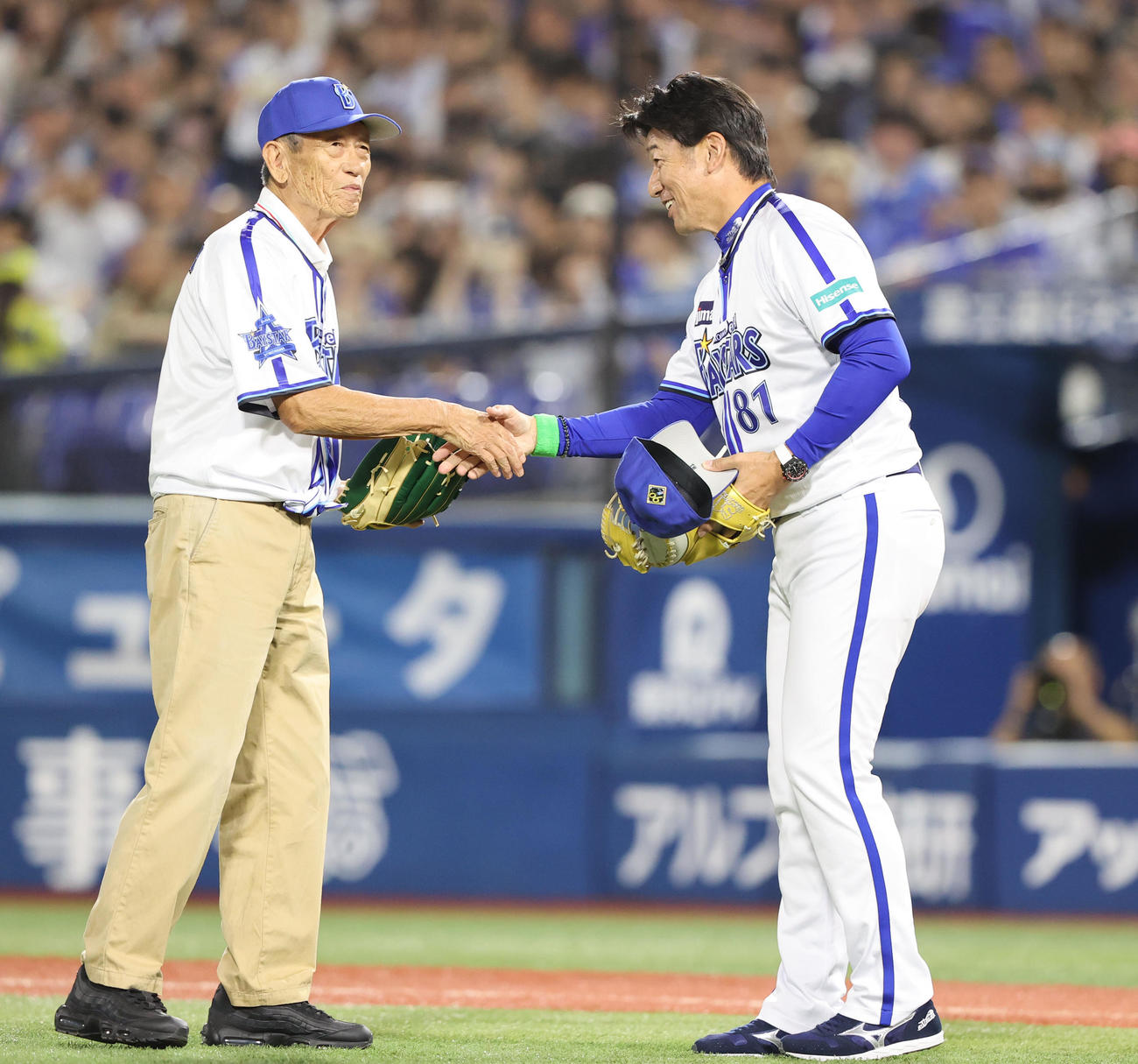 DeNA対ソフトバンク　始球式で見事な投球を披露した権藤氏は三浦監督と握手（撮影・梅根麻紀）