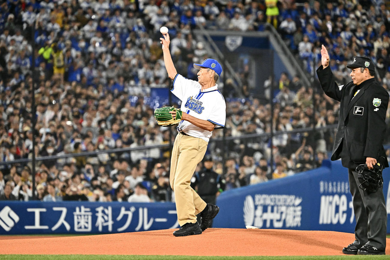 DeNA対ソフトバンク　始球式で投球する権藤氏（撮影・滝沢徹郎）