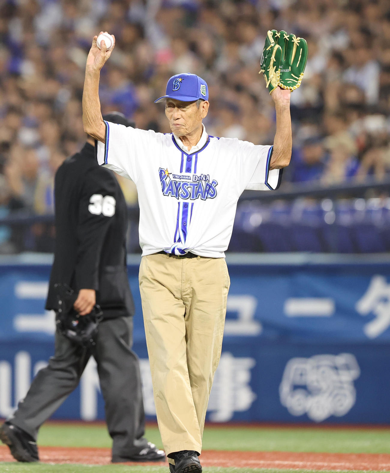DeNA対ソフトバンク　始球式で見事な投球を披露した権藤氏（撮影・梅根麻紀）