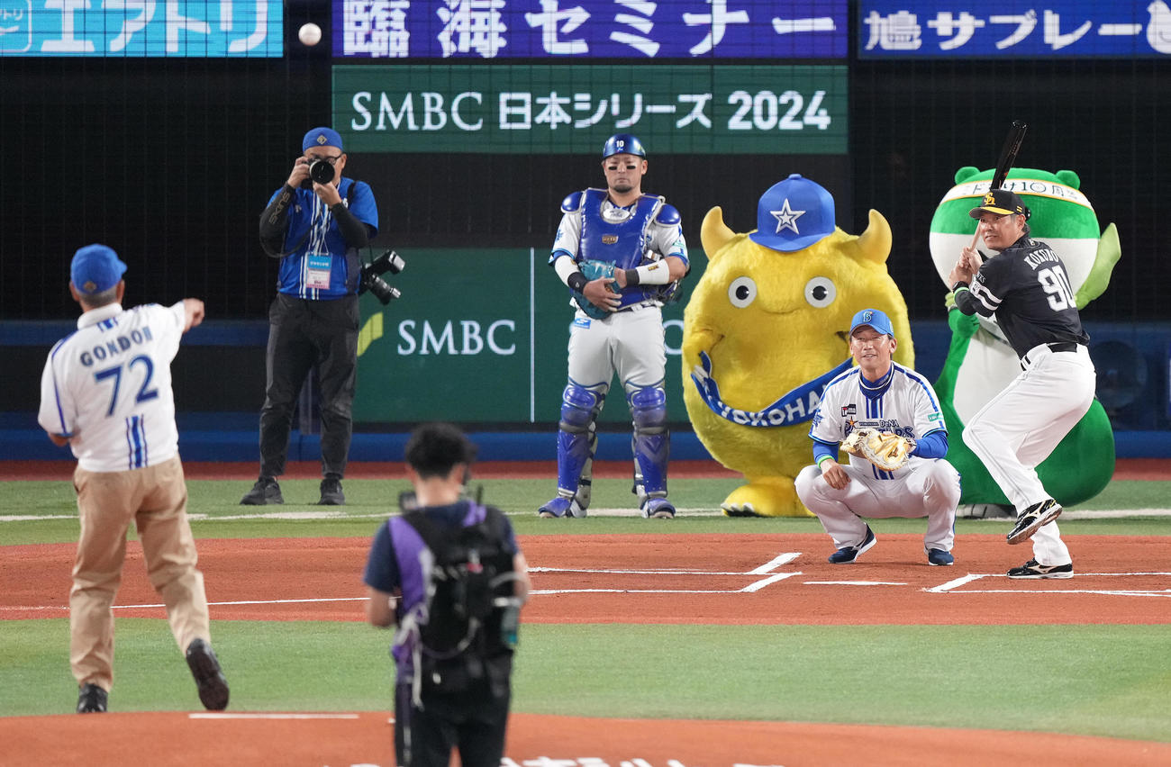 DeNA対ソフトバンク　権藤氏の始球式で打席に入るソフトバンク小久保監督と捕手を務めるDeNA三浦監督（撮影・鈴木みどり）