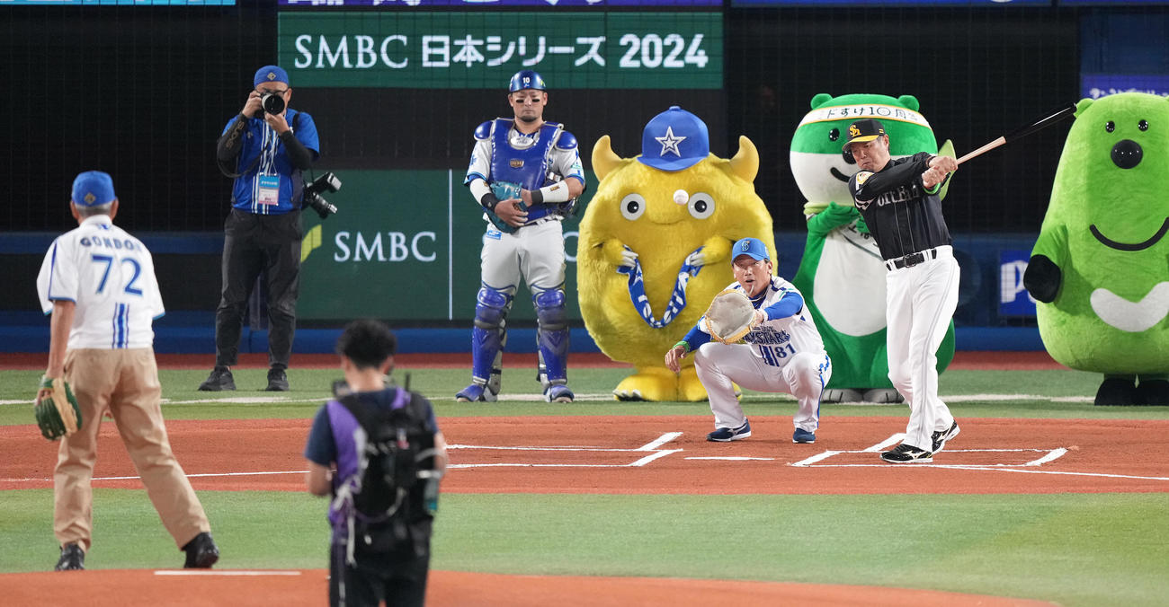 DeNA対ソフトバンク　権藤氏の始球式で打席に入るソフトバンク小久保監督と捕手を務めるDeNA三浦監督（撮影・鈴木みどり）