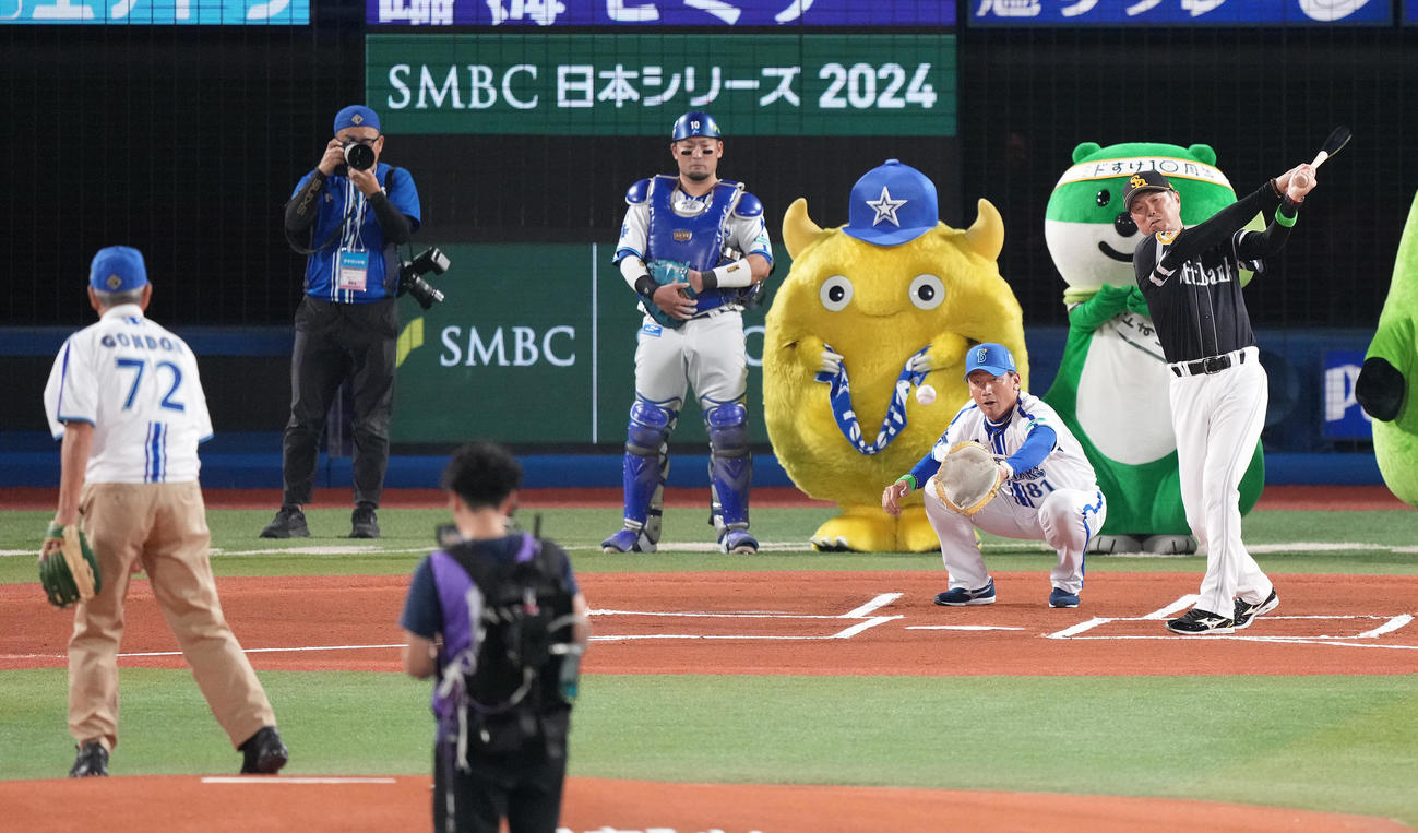 DeNA対ソフトバンク　権藤氏の始球式で打席に入るソフトバンク小久保監督と捕手を務めるDeNA三浦監督（撮影・鈴木みどり）