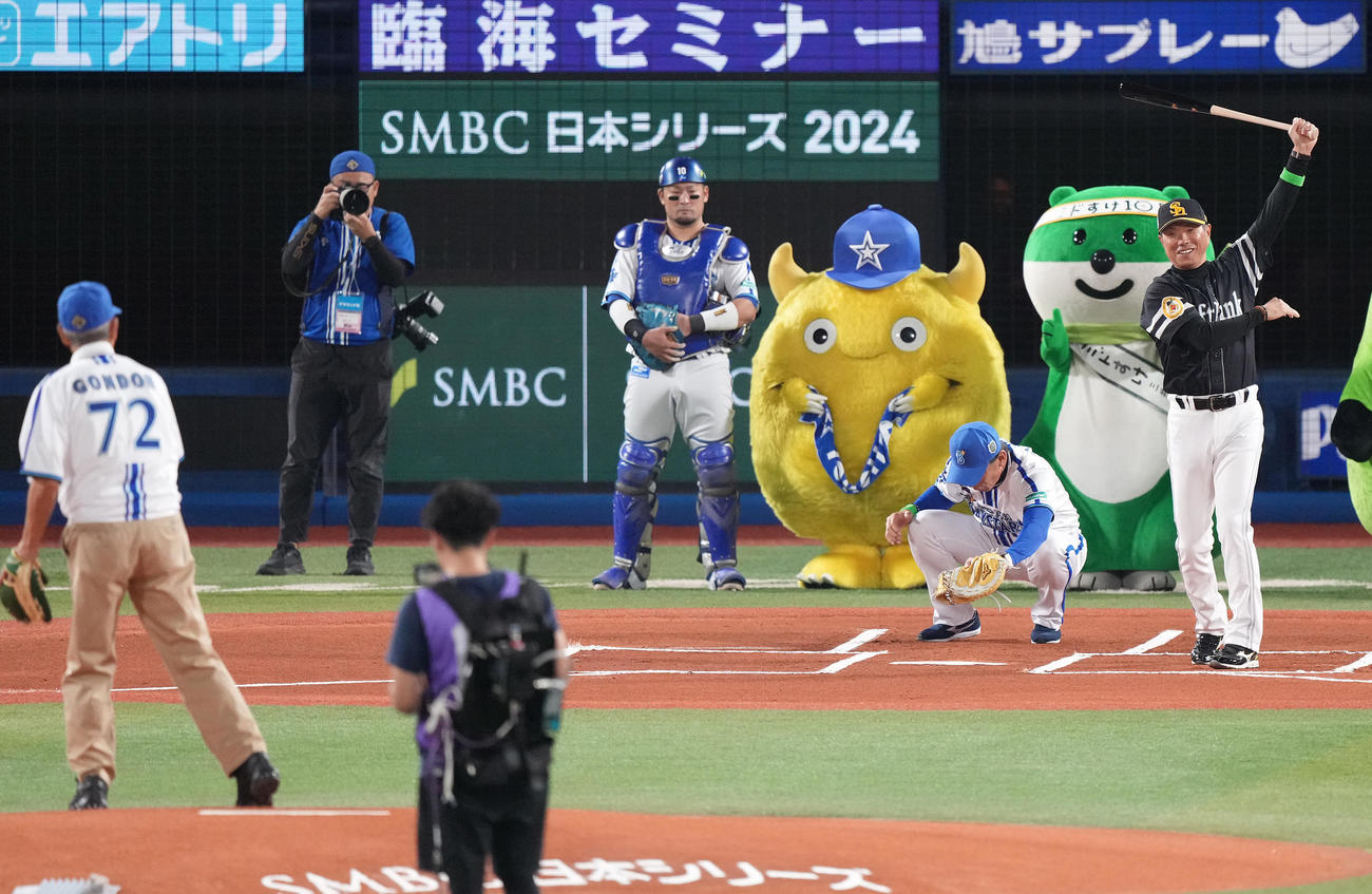 DeNA対ソフトバンク　権藤氏の始球式で打席に入るソフトバンク小久保監督と捕手を務めるDeNA三浦監督（撮影・鈴木みどり）