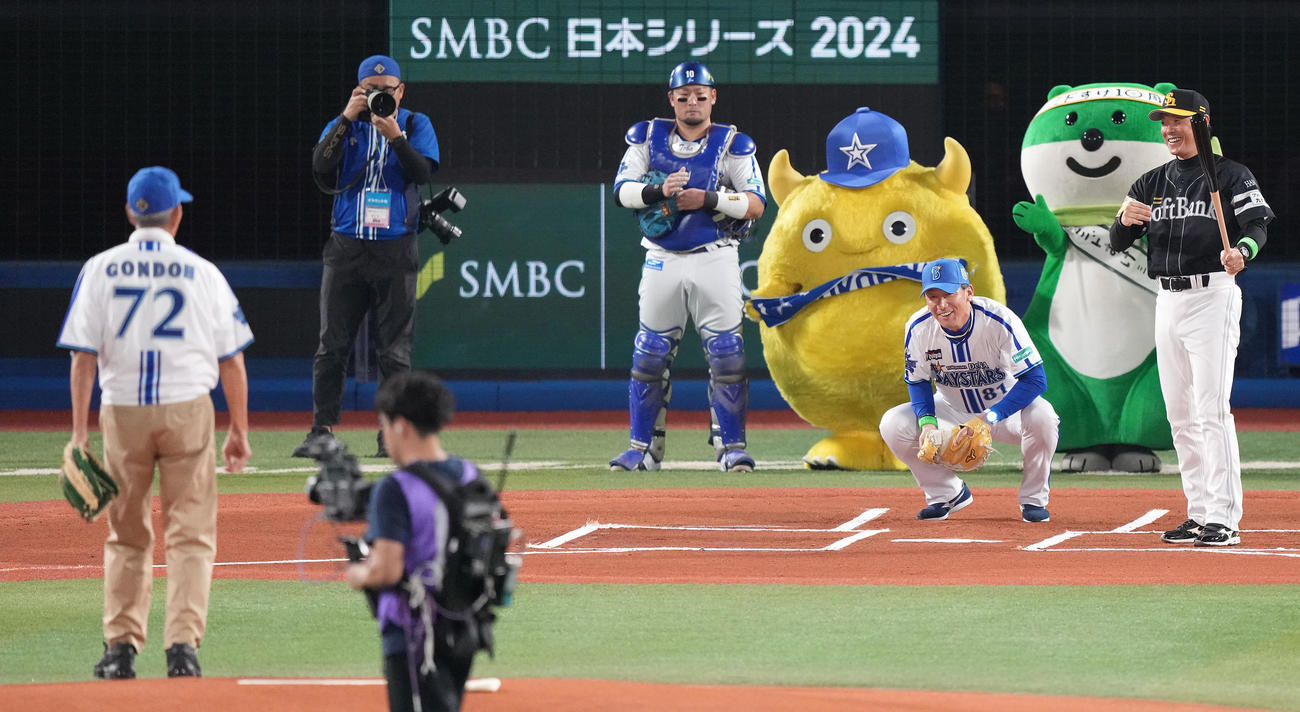 DeNA対ソフトバンク　権藤氏の始球式で打席に入るソフトバンク小久保監督と捕手を務めるDeNA三浦監督（撮影・鈴木みどり）