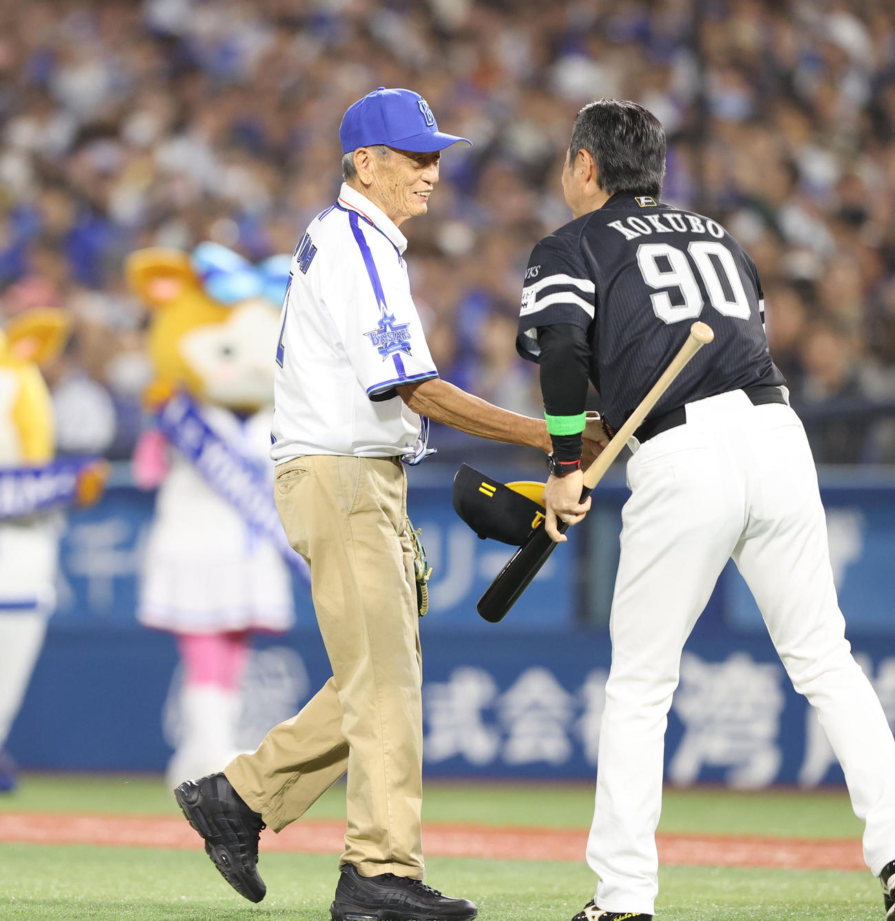 DeNA対ソフトバンク　始球式で見事な投球を披露した権藤氏は小久保監督と握手（撮影・梅根麻紀）