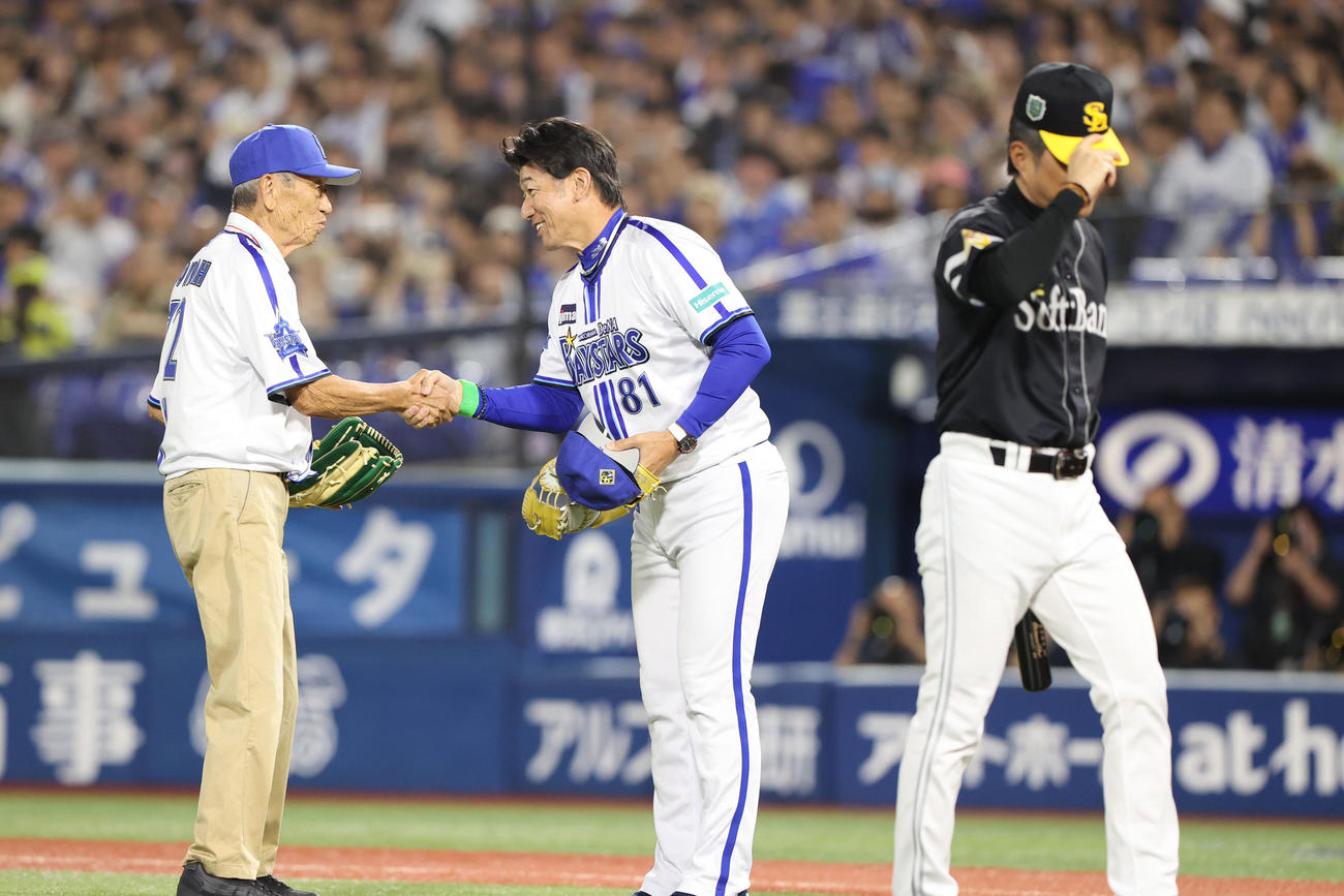 DeNA対ソフトバンク　始球式で見事な投球を披露した権藤氏は三浦監督と握手（撮影・梅根麻紀）