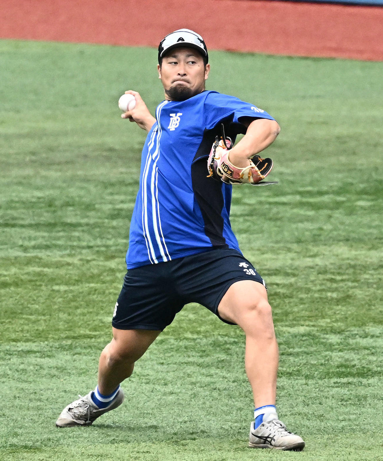 DeNA対ソフトバンク　試合前練習で調整するDeNA森唯（撮影・滝沢徹郎）