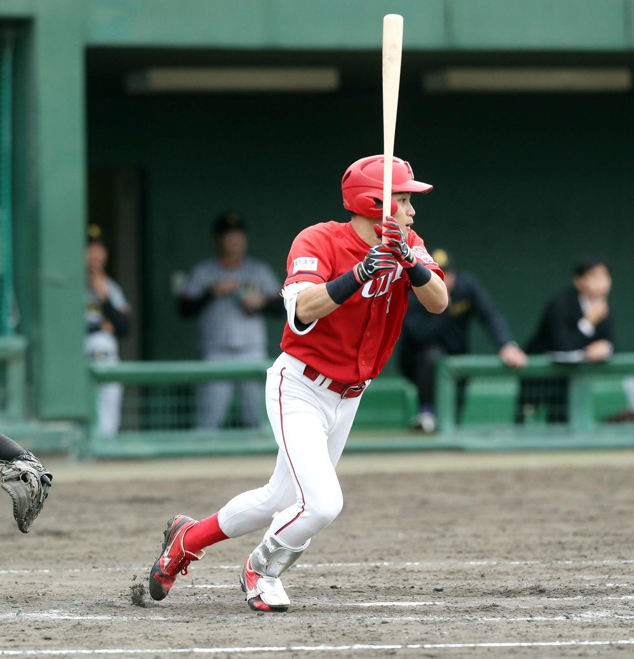 東北公益文科大対富士大　3回裏富士大1死、中前二塁打を放つ麦谷（撮影・木村有優）