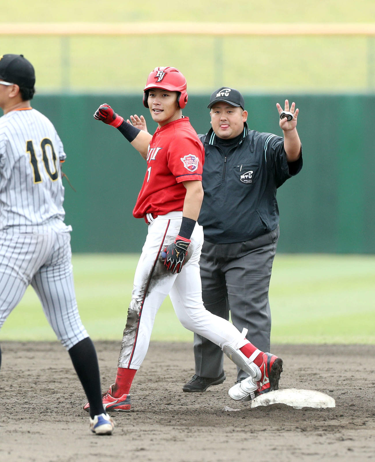 東北公益文科大対富士大　3回裏富士大1死、中前二塁打を放ち、笑顔をみせる麦谷（撮影・木村有優）