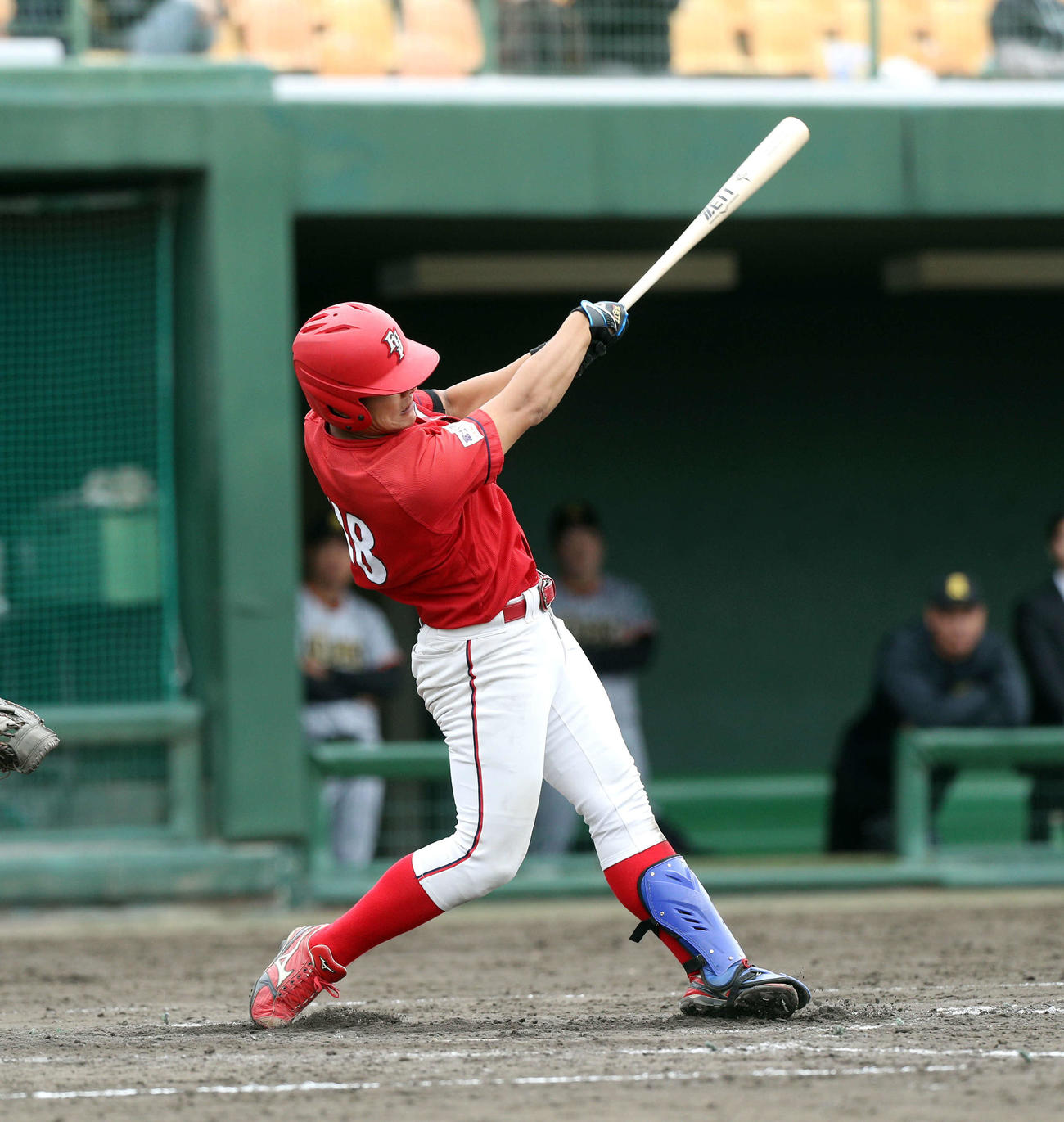 東北公益文科大対富士大　3回裏富士大2死三塁で勝ちこしの左越え適時二塁打を放つ富士大・渡辺悠（撮影・木村有優）