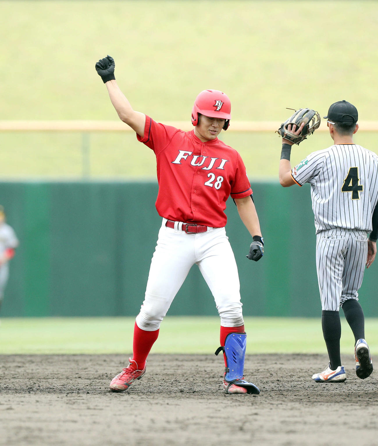 東北公益文科大対富士大　3回裏富士大2死三塁、勝ち越し打を放ち、ガッツポーズする渡辺悠（撮影・木村有優）