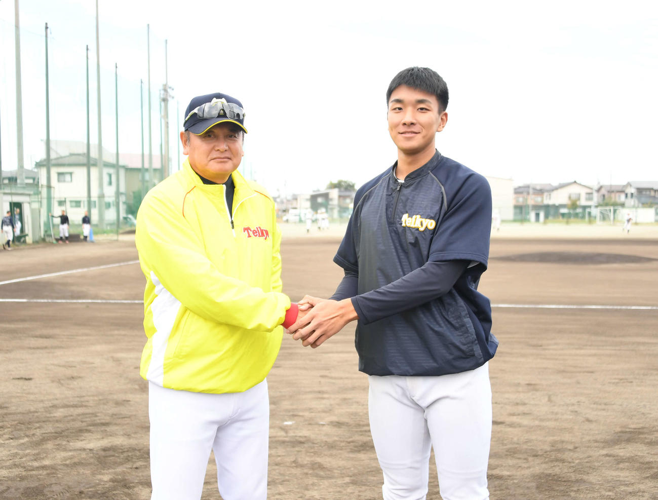 ロッテ育成2位の帝京長岡・茨木（右）は芝草監督と握手