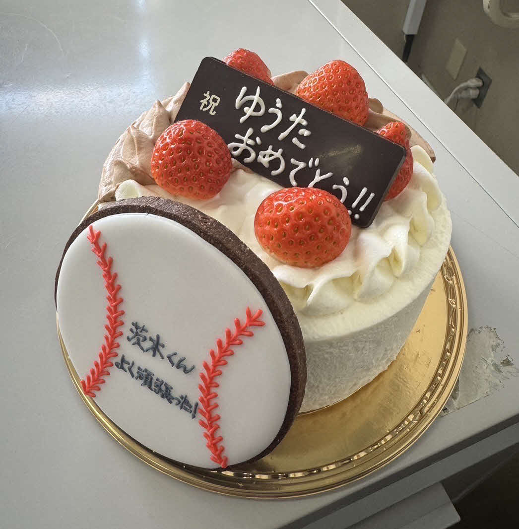 クラス担任の佐藤教諭から指名を祝って、茨木にブレゼントされたケーキ（本人提供）