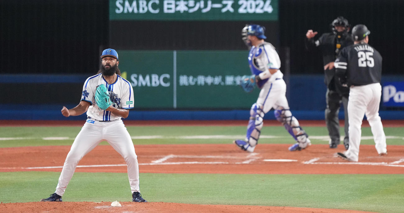 DeNA対ソフトバンク　3回表ソフトバンク2死、山川を空振り三振に仕留め、ガッツポーズするジャクソン（撮影・鈴木みどり）