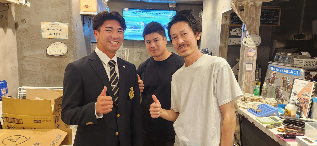 左から、DeNA・2位指名のあいさつを受けた篠木、常連の山本さん、店主の浅子さん（撮影・保坂淑子）