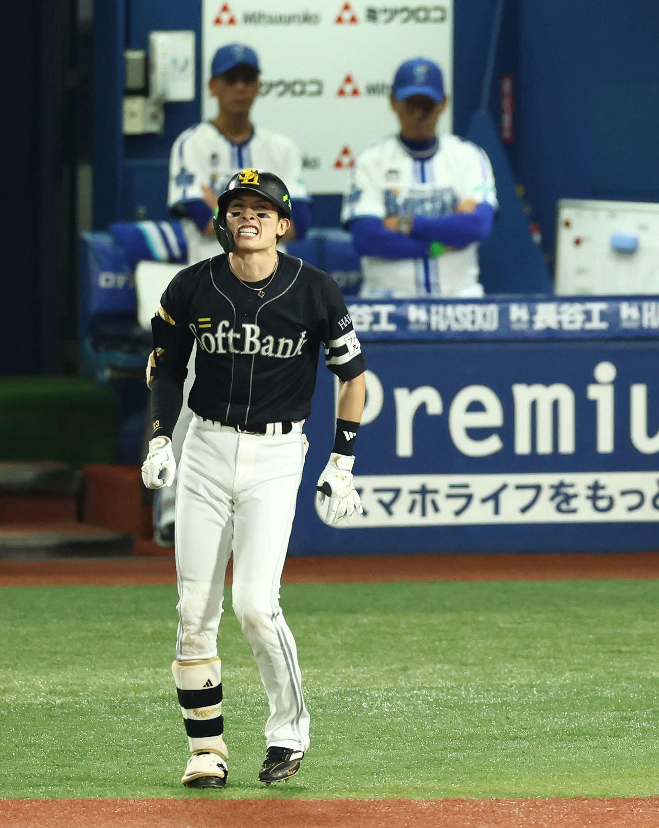 DeNA対ソフトバンク　5回表ソフトバンク1死二塁、自打球で険しい表情を見せる周東（撮影・河田真司）