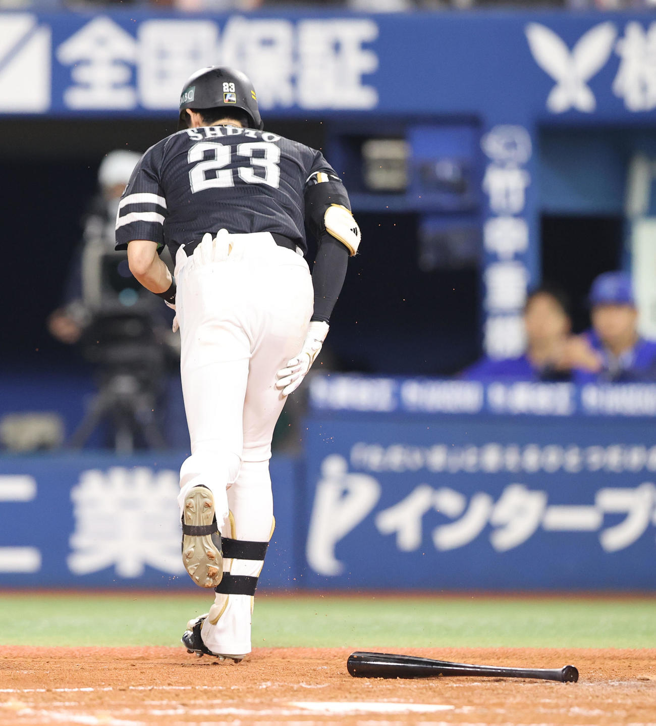 DeNA対ソフトバンク　5回表ソフトバンク1死二塁、空振りで痛そうな表情を見せる周東（撮影・梅根麻紀）